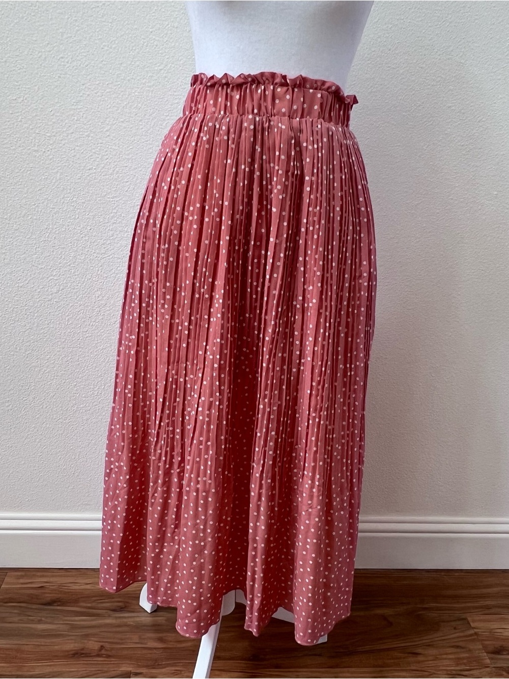 Exlura Pleated Maxi Skirt in Dusty Rose with Polka Dot Print